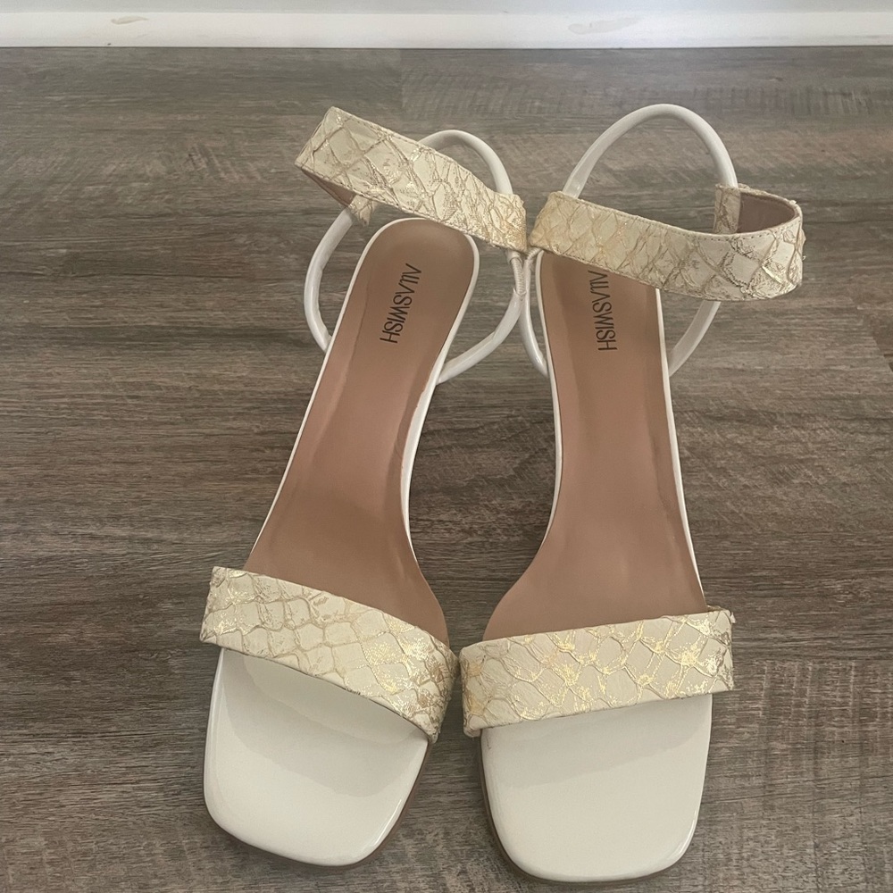 Women’s Textured Heels - Picture 3 of 6